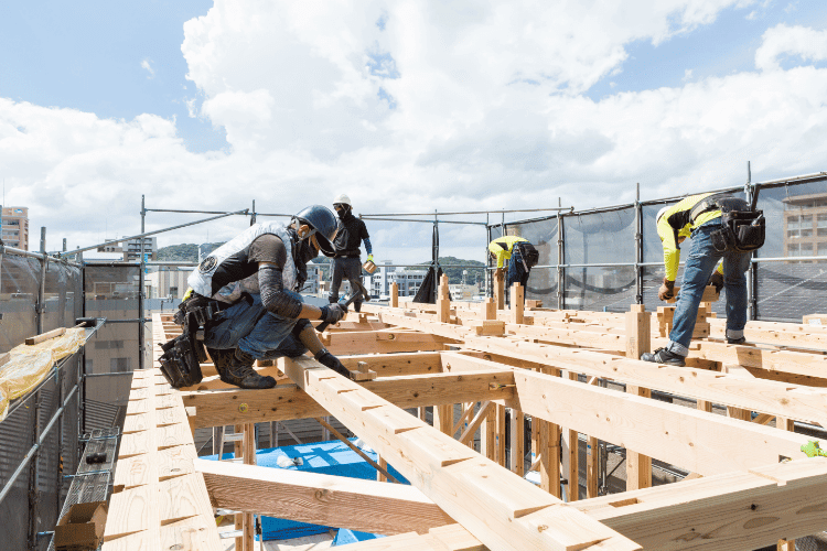 人の手による施工