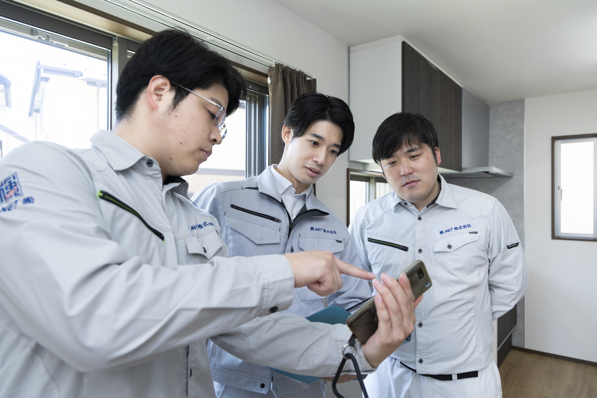 新築住宅の引渡前インスペクションを行う検査員