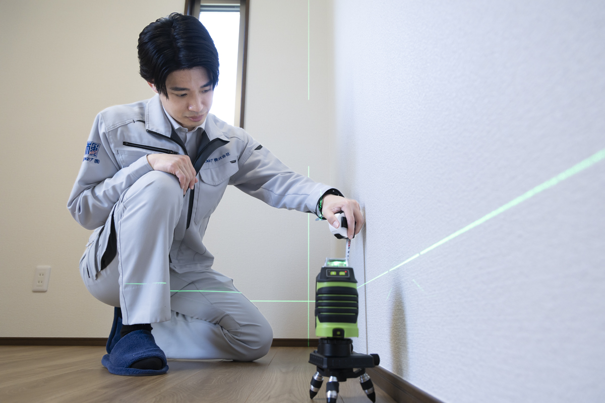 建物の床や壁の傾斜を測定する様子